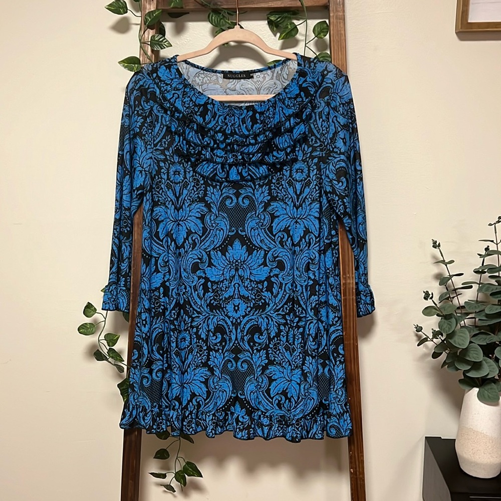 ‼️SOLD‼️Nuggles black and blue paisley top